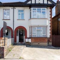 Charming 3-Bed Apartment in Romford