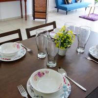 Lovely 3 Bedroom Condo, hotel in George Town