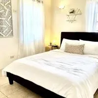 beautiful 4 bedroom tumon house、タムニンにあるグアム国際空港 - GUMの周辺ホテル
