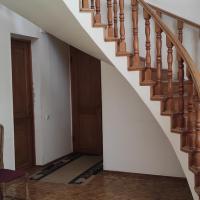 Large two-floor house with swimming pool, hotel in Vagharshapat