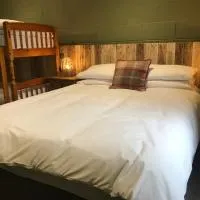 Rostrevor Mountain Lodge Hostel Accommodation, hotel i Rostrevor