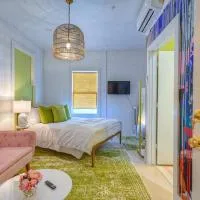 Room 6 Oleander Hotel Walk to Cruise Terminal, Restaurants & The Strand, hotel in Galveston