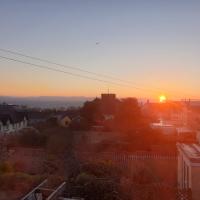 Inalong - Quirky property with sea views above an Ale House, hotel en Mumbles