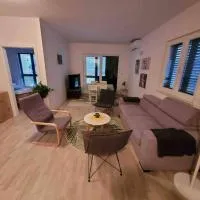 2 bedroom apartment on the coast of the Adriatic! Watermelon Marina, khách sạn ở Marina