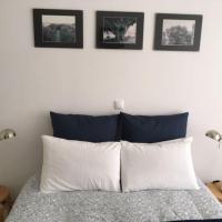 Charming Suite Private Wc & Balcony, hotel in: Lumiar, Lissabon