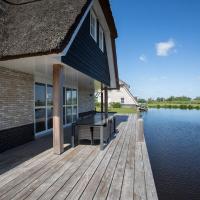 Spacious villa with two saunas, on the Tjeukemeer, hotel in Delfstrahuizen