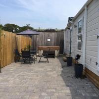 Stream Valley Holiday Park Lodges, hotel in Madron