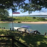 Lagoon Lodge 3BR Waterfront w Doc bring your boat walk on beach, hotel in East Marion