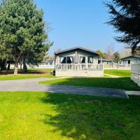 Reynards Retreat Lodge with Hot Tub