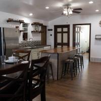 Rustic 2 bedroom Cabin 20 mins from Calamus Res., hotel dicht bij: Luchthaven Cram Field - BUB, Taylor