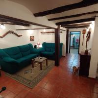 Casa Rural Sarrion casa completa 3 habitaciones y cocina, hotel en Teruel