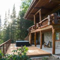 Breathtaking log house with HotTub - Summer paradise in Tremblant, hotell i Saint-Faustin