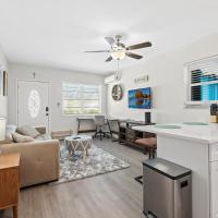 Comfy BNB w/ King Bed + Work/Travel + Beach 8 Min, hotel in Hallandale Beach, Hallandale Beach