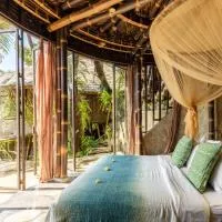 Eclipse House 4bds Eco Bamboo House Pool RiverView, hotel en Bringkit