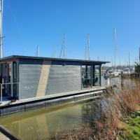 Waterfront houseboat in Monnickendam near the centre