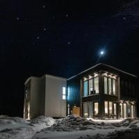 Luxurious Nordic Lodge Tremblant - 5 Bedrooms with Hot Tub and Pool Table - B55, hotel em La Conception
