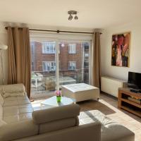 Ruim zonnig appartement op 50m van strand, hotel in: Raversijde, Oostende