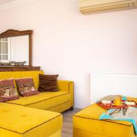 Colorful Apartment with Sea View near Sea in Guzelbahce, Izmir, hotel in İzmir