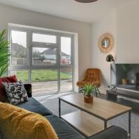 Parkside - Modern Three Bedroom House with Parking