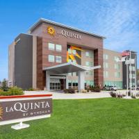 La Quinta Inn & Suites by Wyndham Shorewood – hotel w mieście Shorewood