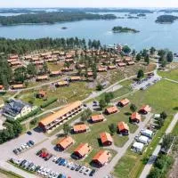 Skärgårdsbyn S:t Anna, hotel v mestu Mon