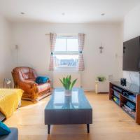 Fantastic 2 Bed Townhouse with HUGE TV, great WiFi 200M From Clock Tower, sleeps 6