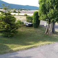 Les bois rouges: La Rochegiron şehrinde bir otel
