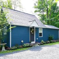 Cottage at Millpond Falls - A Romantic Escape, hótel í Warwick