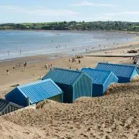 Penmorfa - Sublime Abersoch retreat with roof terrace, 80m from beach, great for surfing, ξενοδοχείο σε Abersoch
