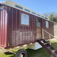 Vintage Showman's Wagon For Two Close to Beach, hotel in Plymouth