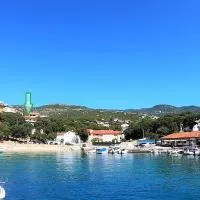 Moderan apartman u blizini mora, hotel em Povile