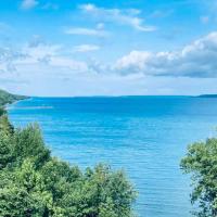 Luxury Water View Suite, hotel in Wiarton