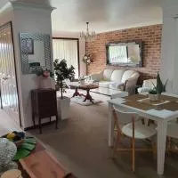 The Junction Estate COOL CALM COZY A Home N Host Property: Wallerawang şehrinde bir otel
