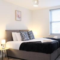 Modern Contractors & Family Apartment - Central Location inc Private Parking