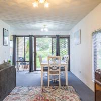 Cosy 3-bed Unit Steps from the Beach, hotel in Batemans Bay