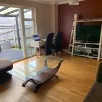 Entire Family Entertainment Holiday Home - 3 x Floors - Free Parking - Games Room - Private Garden - Workspace with Wifi 112mb - Self Checkin, hotel in Ashford