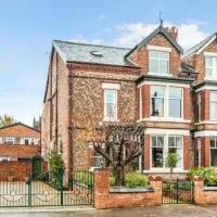 Queens One, hotell i Urmston