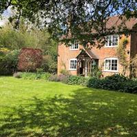 3 bedroom Magical Cottage, hotel in Theale