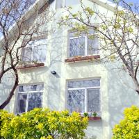 Garden Cottage near Beach, Airport, hotel cerca de Aeropuerto Internacional Heydar Aliyev - GYD, Baku