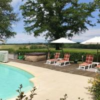 Private Gite with heated pool with retractable cover and hot tub, hotel in Cendrieux