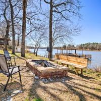 Lakefront Fort Towson Home with Private Dock!, hotel near Cox Field Airport - PRX, Fort Towson