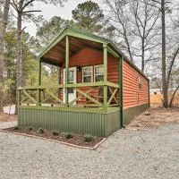 Charming New Bern Log Cabin - Pets Welcome!, hotel v destinácii New Bern