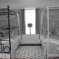 Seabank House Bed and Breakfast Hummingbird, hotel Pictouban