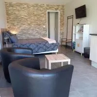 "Le Studio" climatisation Parking Privé Restauration Proche des lacs, хотел в Montmorency-Beaufort
