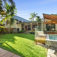 Spacious 4-bed Home with Waterfront Pontoon, hotel in Currumbin Valley