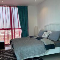 Luxurious one Bedroom with Balcony - Rose-1, hotel v okrožju Dubai Festival City, Dubaj