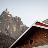 La Paula Apartments & Suites, hotel in Siusi