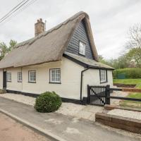 Stunning 300 year old cottage and fully renovated with views over a rewilded farm, hotel in Cambridge