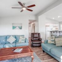Home with enclosed yard, fire pit, WiFi, W/D, & AC - great location, Hotel in der Nähe vom Flughafen Northeast Florida Regional Airport - UST, Villano Beach