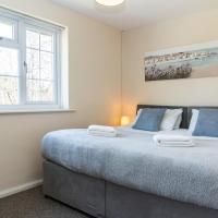 Modern 2 Bedroom House, Sleeps 6 with Parking and Garden, Near Gloucester, Cheltenham and Stroud